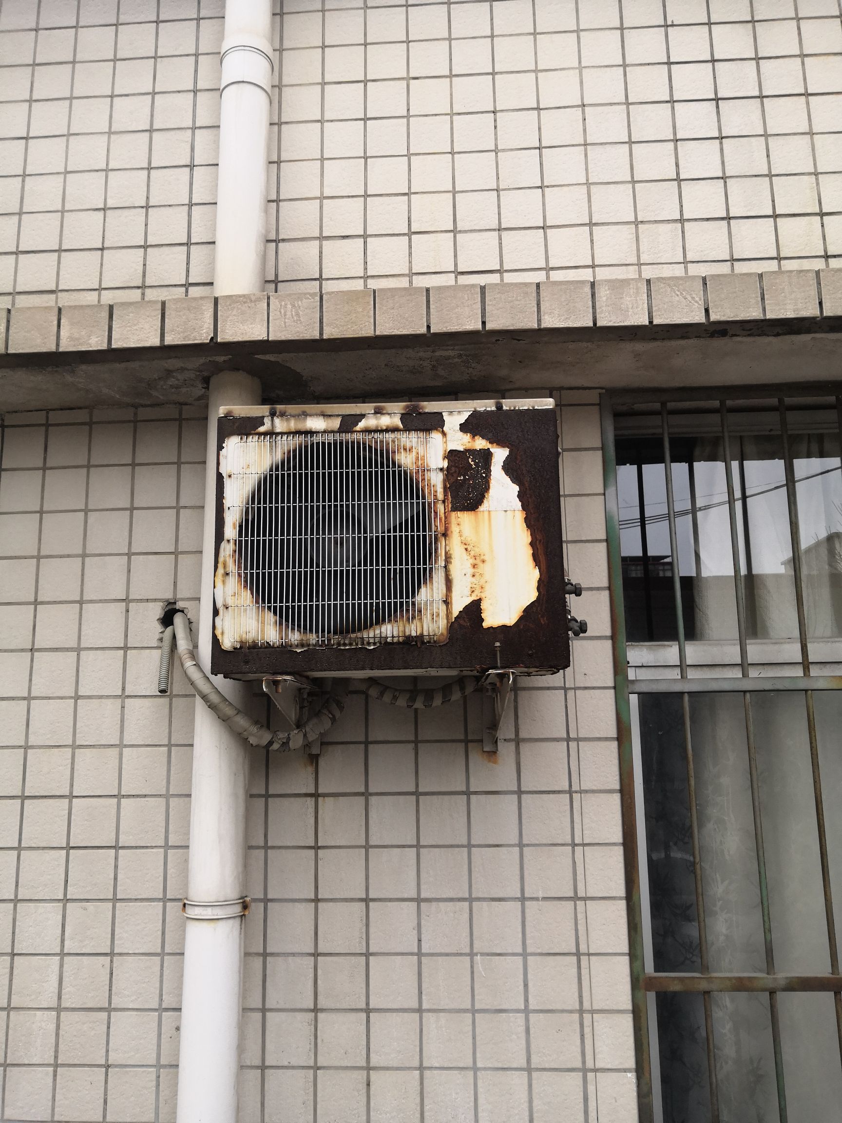 汝阳县人民医院,住院部的空调生锈老化严重!